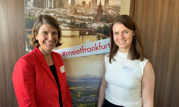 Jutta Heinrich, Leiterin des Frankfurt Convention Bureaus, mit Keynote-Rednerin Stephanie Kubik. Foto: mg